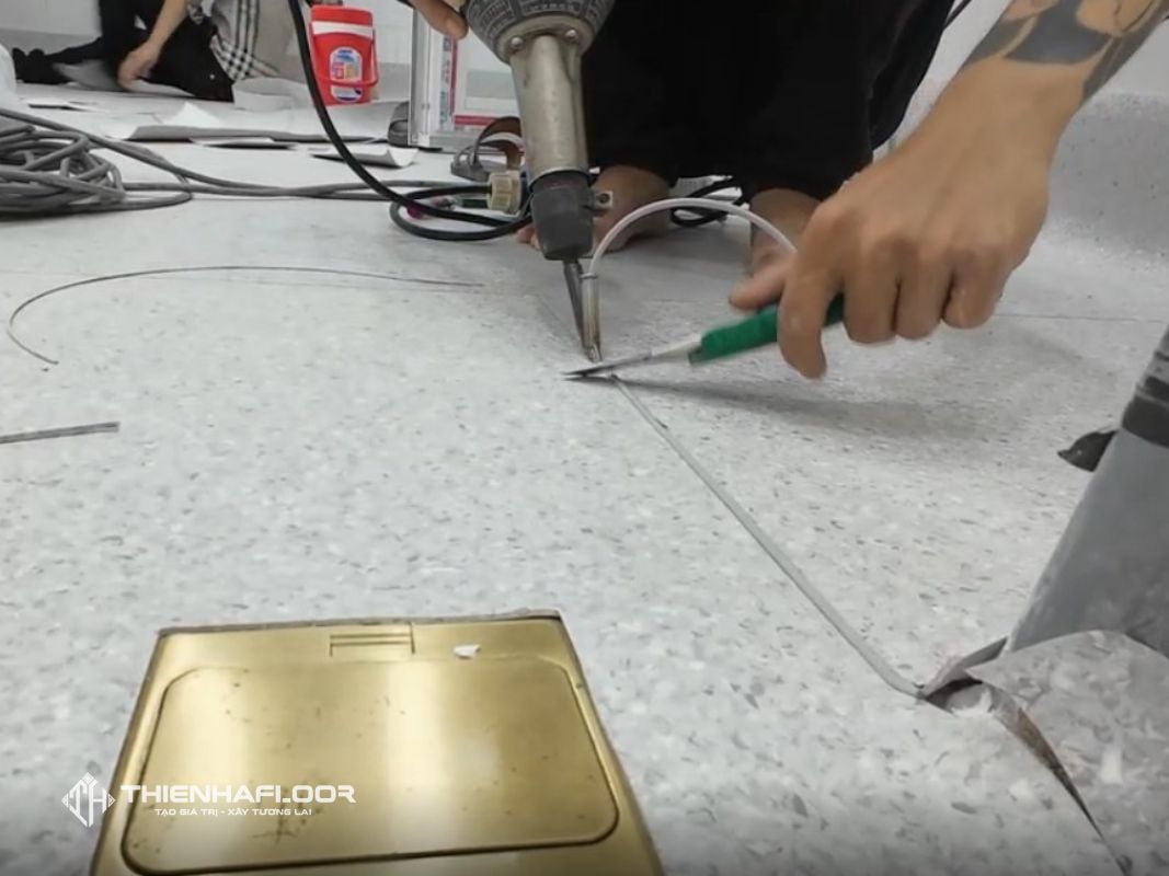 Hướng dẫn thi công sàn vinyl kháng khuẩn đúng kỹ thuật 16 Hàn Mối Nối