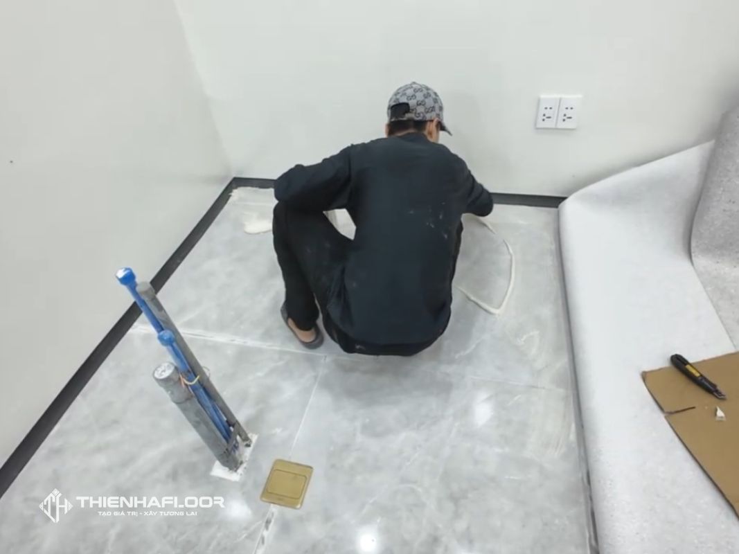 Hướng dẫn thi công sàn vinyl kháng khuẩn đúng kỹ thuật 14 Quét Keo Dán Sàn
