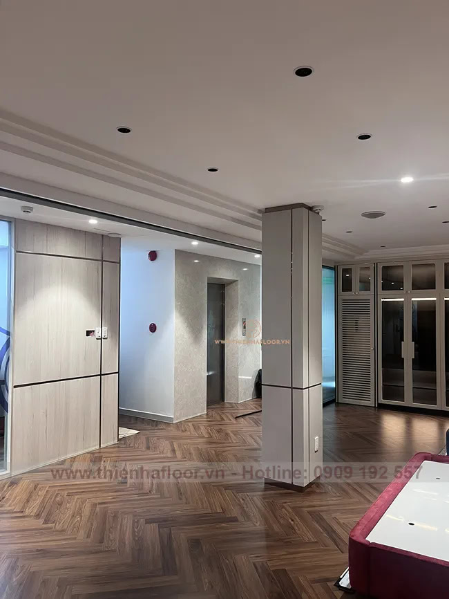 Công trình lắp đặt sàn gỗ xương cá MAYER cho showroom nệm Kim Đan 8 Cong-trinh-san-go-xuong-ca-showroom-kim-dan (1)