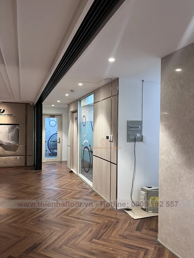 Công trình lắp đặt sàn gỗ xương cá MAYER cho showroom nệm Kim Đan 9 Cong-trinh-san-go-xuong-ca-showroom-kim-dan (2)