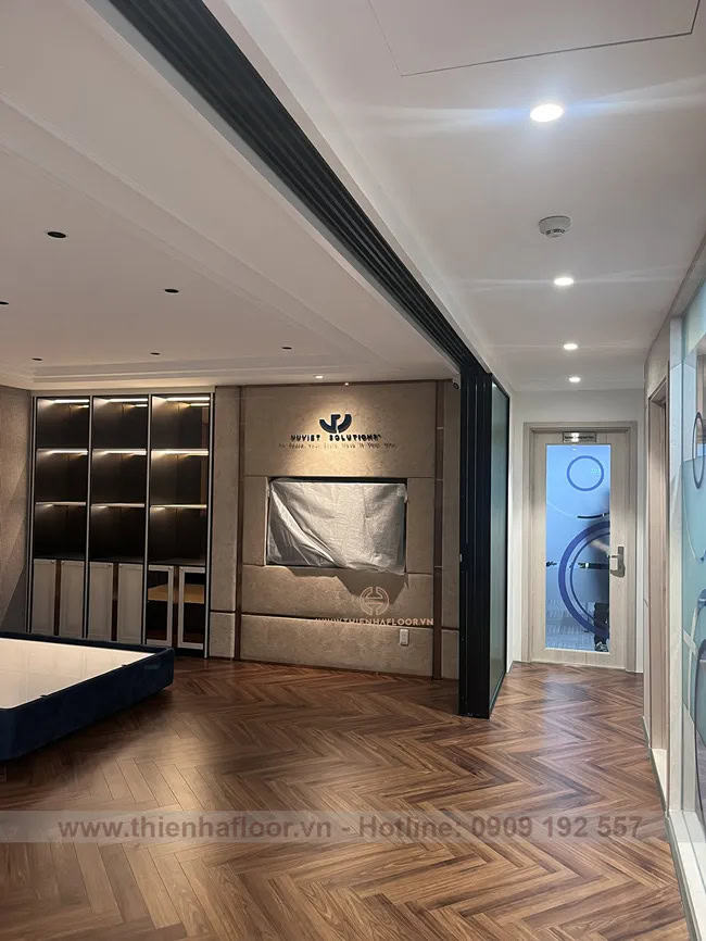 Công trình lắp đặt sàn gỗ xương cá MAYER cho showroom nệm Kim Đan 10 Cong-trinh-san-go-xuong-ca-showroom-kim-dan (3)