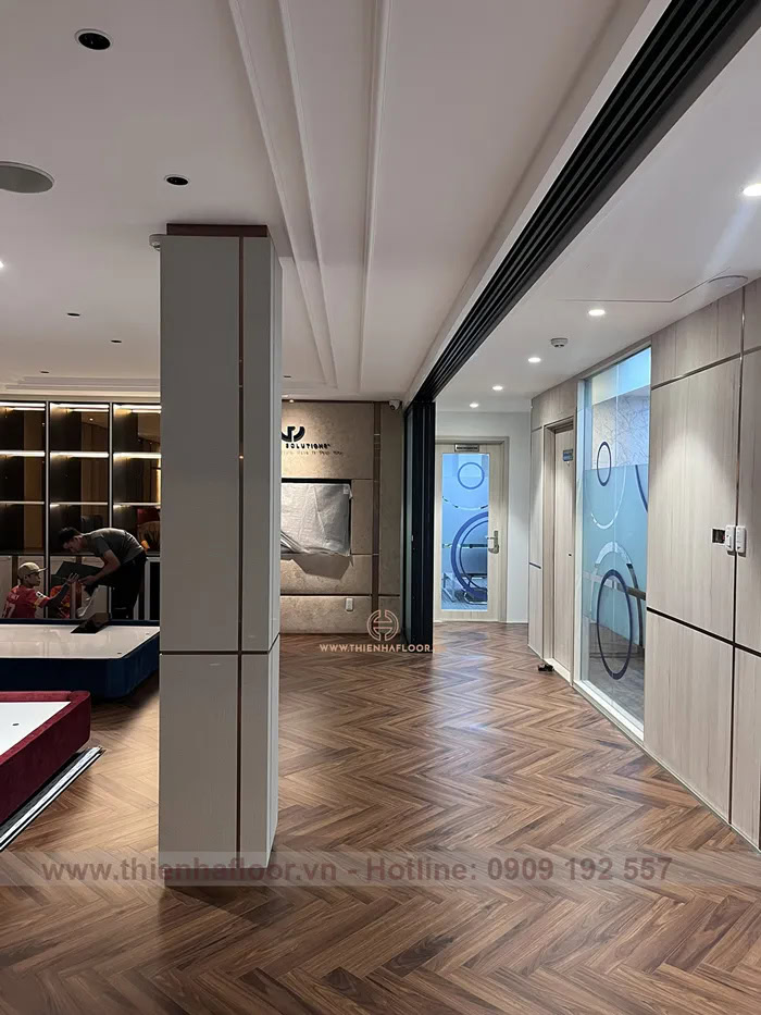 Công trình lắp đặt sàn gỗ xương cá MAYER cho showroom nệm Kim Đan 12 Cong-trinh-san-go-xuong-ca-showroom-kim-dan (5)