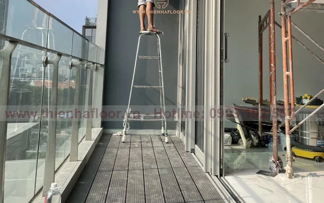 Sàn gỗ nhựa ban công giá rẻ, bền bỉ và tiện lợi 7 Lap-dat-san-ban-cong