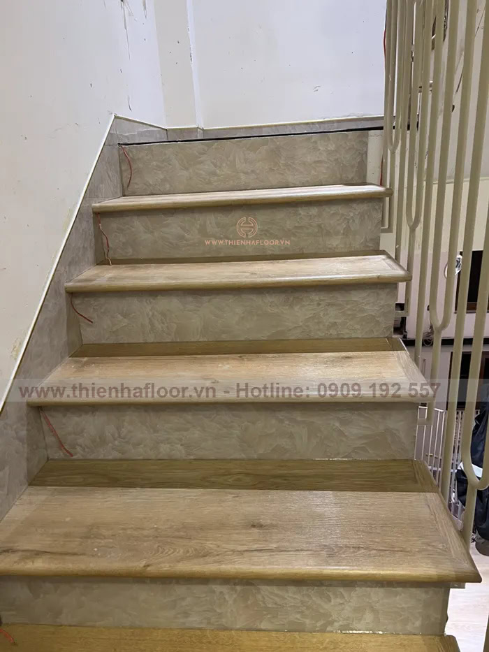 Có nên ốp cầu thang bằng nhựa giả gỗ? 7 San-nhua-gia-go-lot-cau-thang (2)