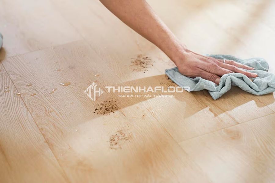 Cách chọn sàn nhựa phòng khách cực hay mà bạn nên biết 16 Dễ dàng vệ sinh sàn nhựa