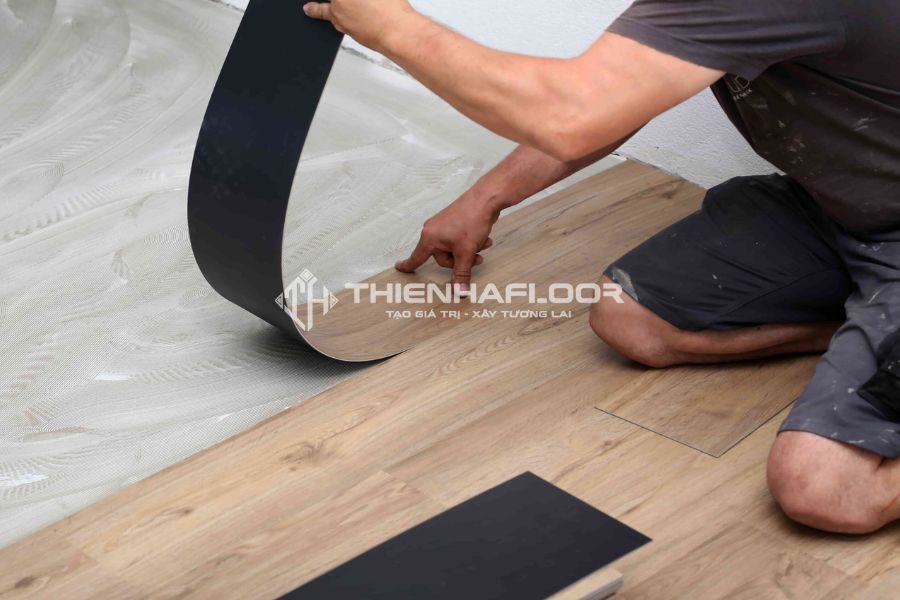 Cách chọn sàn nhựa phòng khách cực hay mà bạn nên biết 18 Lát sàn nhựa dán keo cho phòng khách để tiết kiệm chi phí