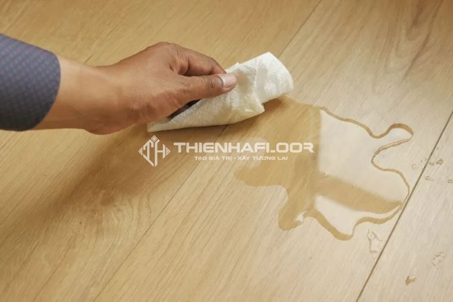 Cách chọn sàn nhựa phòng khách cực hay mà bạn nên biết 22 Sàn nhựa SPC có khả năng chống nước