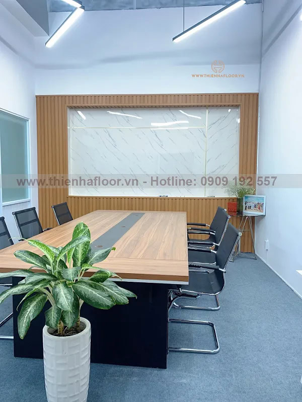 Thi-cong-lam-op-tuong-pvc-van-da (1)