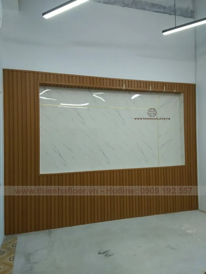 Thi-cong-lam-op-tuong-pvc-van-da (3)