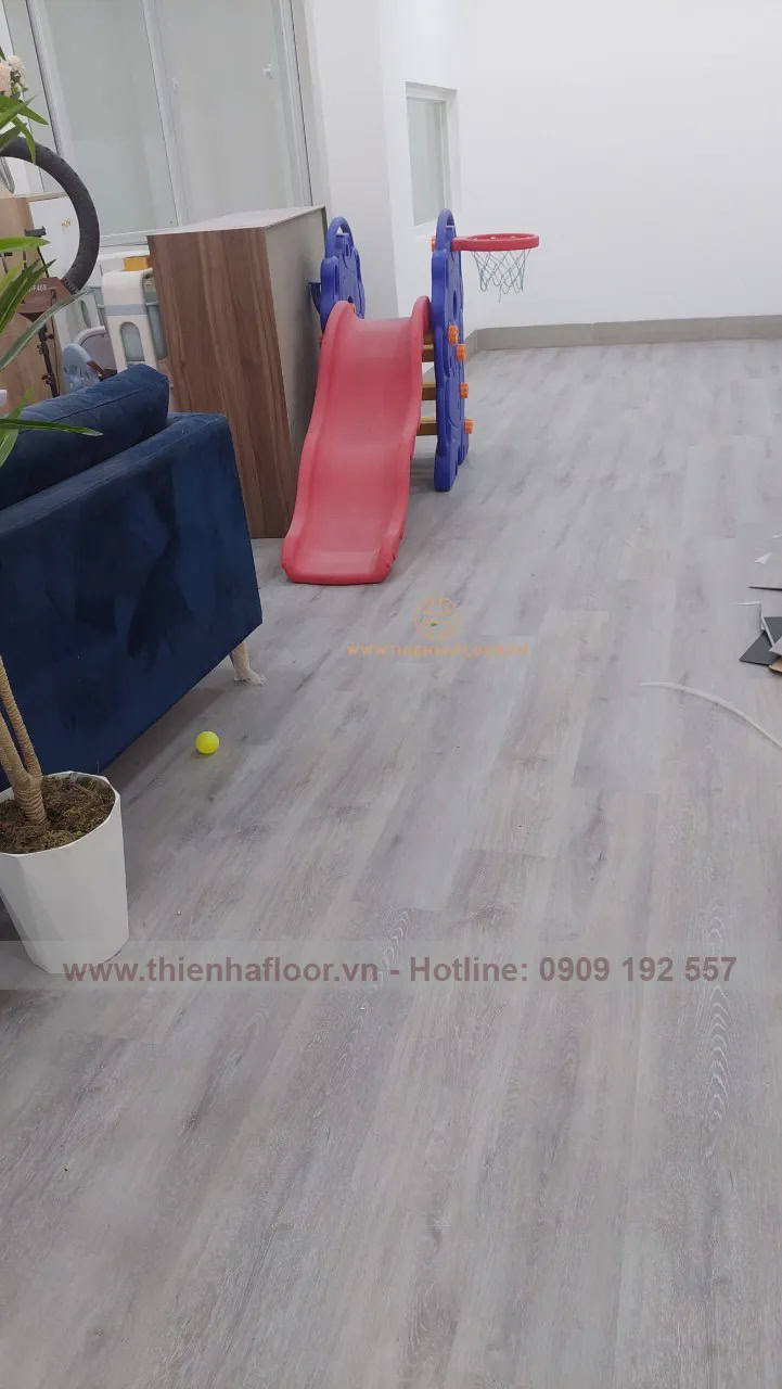 Thi-cong-san-nhua-aimaru-spc-tan-binh (5)