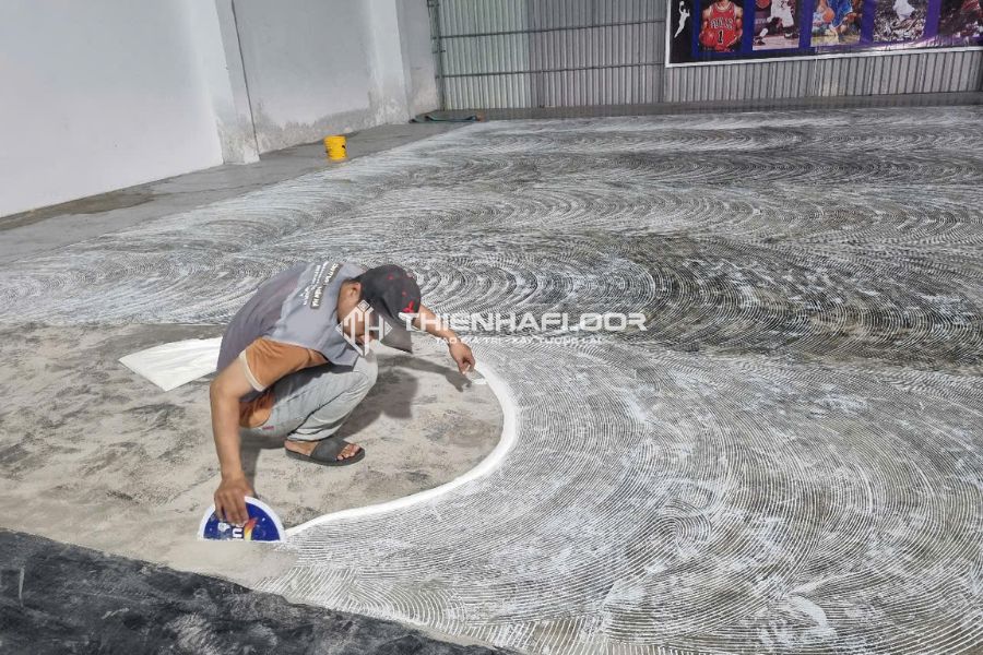 Hướng dẫn chi tiết thi công sàn nhựa dán keo đúng cách, dễ thực hiện 14 Quét đều Keo Lên Mặt Nền