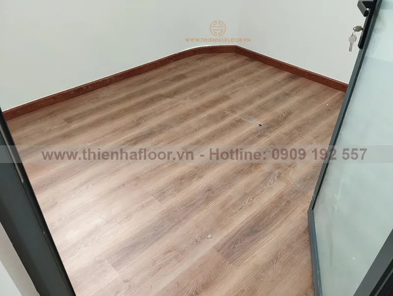 Cách chọn sàn nhựa giả gỗ cực hay cho từng không gian 16 Thi-cong-san-nhua-matfloor-thu-duc (4)
