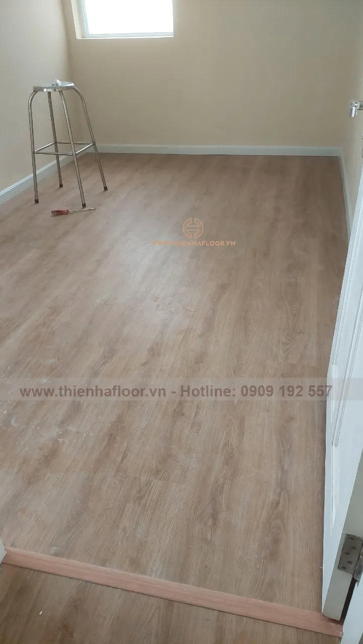 Thi-cong-san-nhua-tai-quan-tan-phu (1)