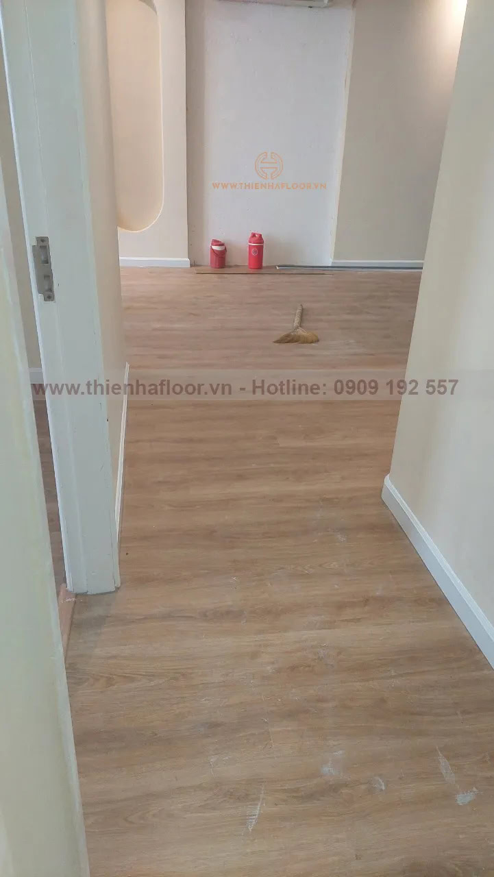 Thi-cong-san-nhua-tai-quan-tan-phu (2)