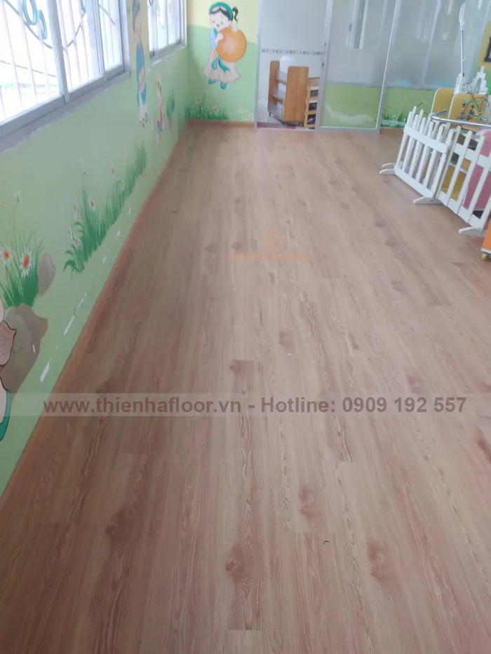 Thi-cong-san-nhua-truong-mam-non (1)