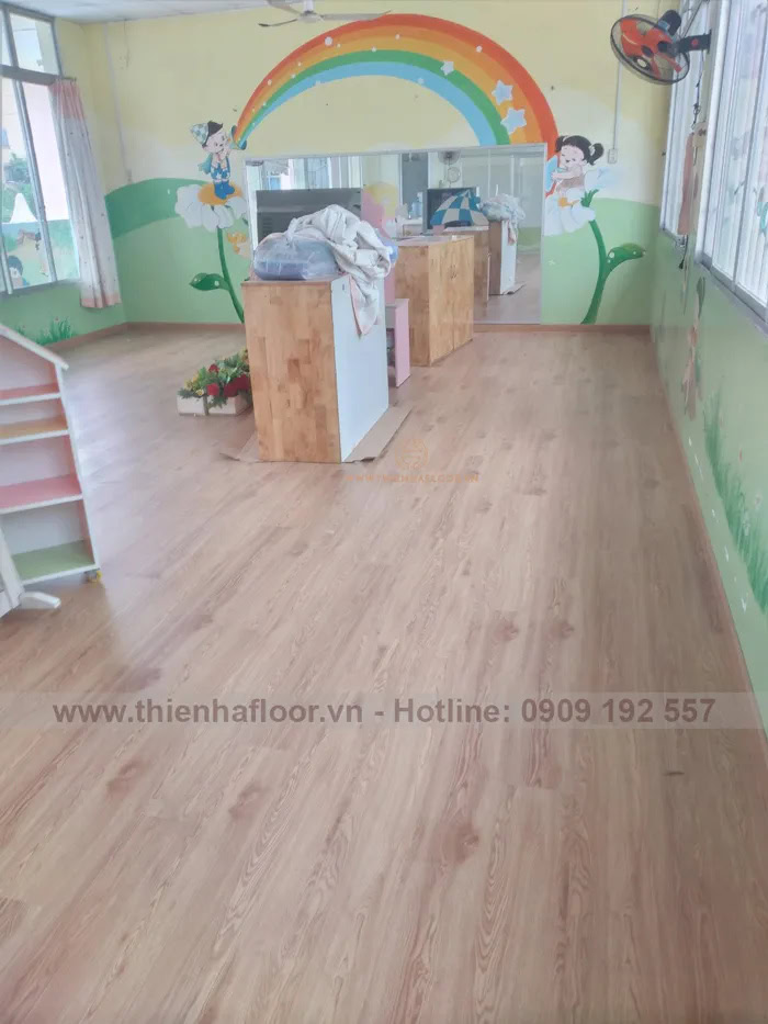 Thi-cong-san-nhua-truong-mam-non (2)