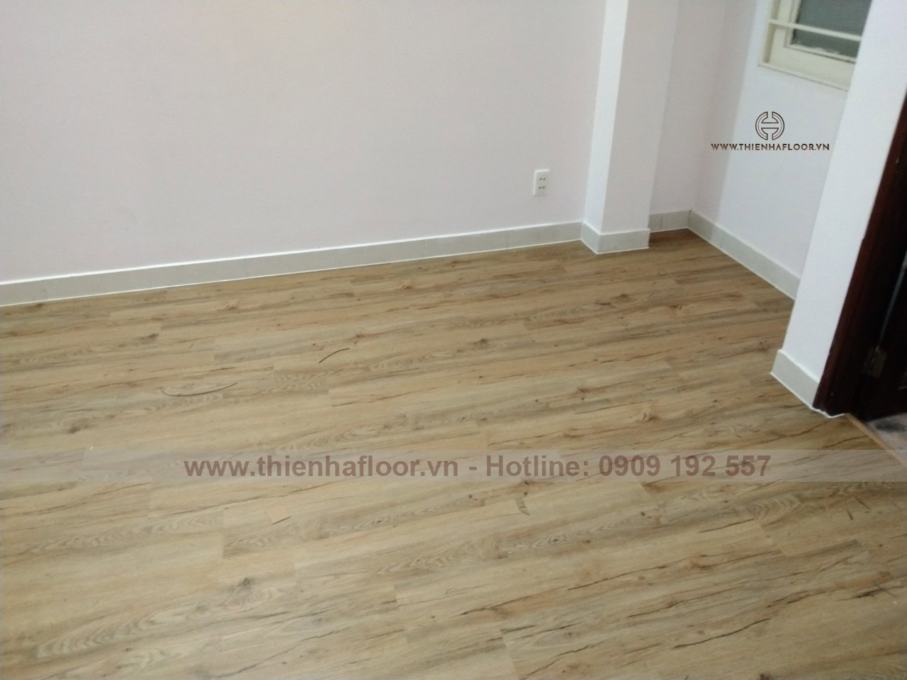 Thi công sàn nhựa Aimaru Easy A21 5 Thi-cong-thuc-te-san-nhua-aimaru-easy-a21 (1)