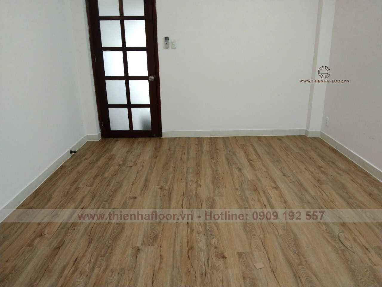 Thi công sàn nhựa Aimaru Easy A21 8 Thi-cong-thuc-te-san-nhua-aimaru-easy-a21 (2)