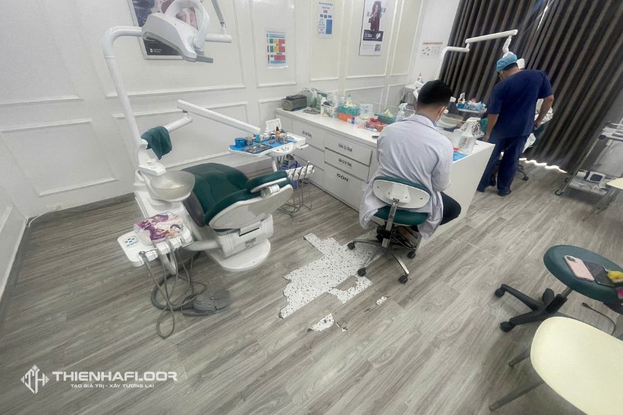 Có nên dùng sàn nhựa tự bóc dán? Nhược điểm bạn cần biết 7 Sàn Nhựa Tự Dán Bị Bong Tróc Chỉ Sau Vài Tháng (Ảnh Thực Tế)