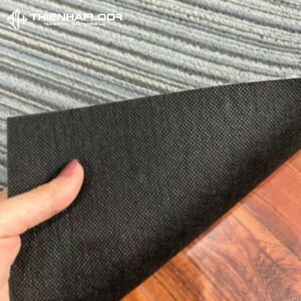 Có nên chọn thảm tấm văn phòng đế nhựa đường bitumen? 6 Tham Tam Van Phong De Nhua Duong 1