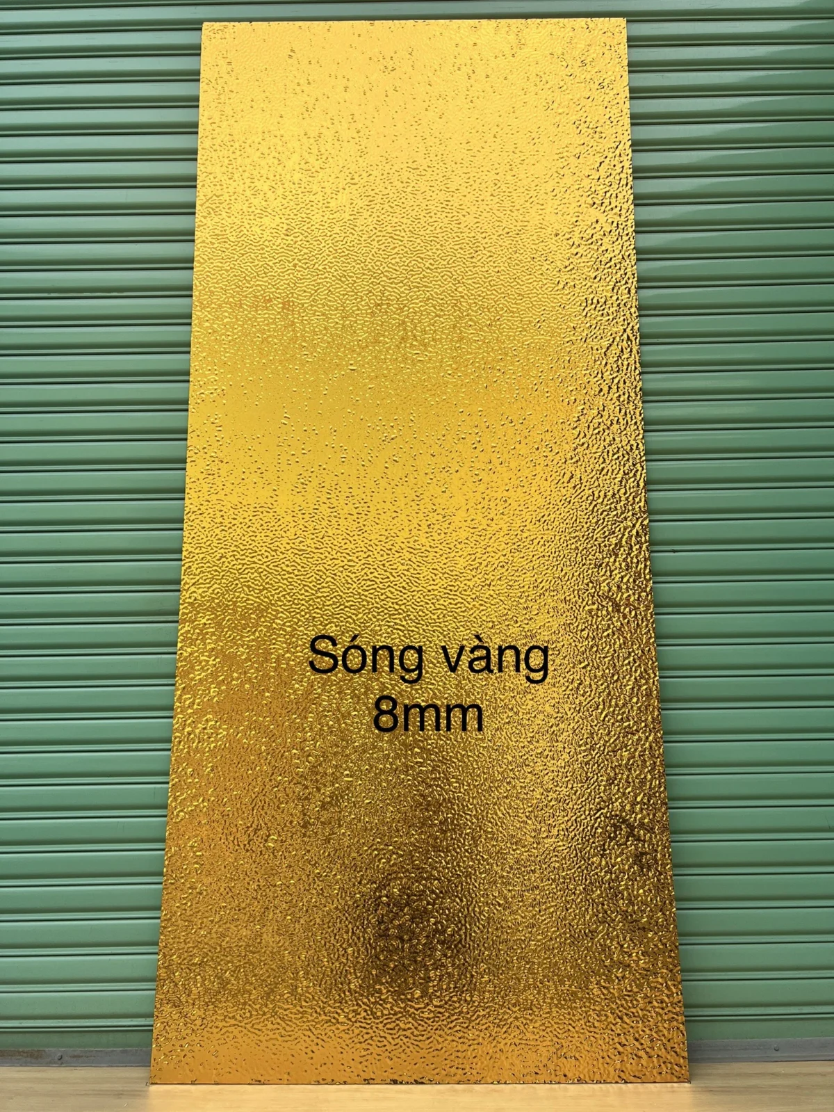 Tam-op-than-tre-luxwall-song-vang.webp