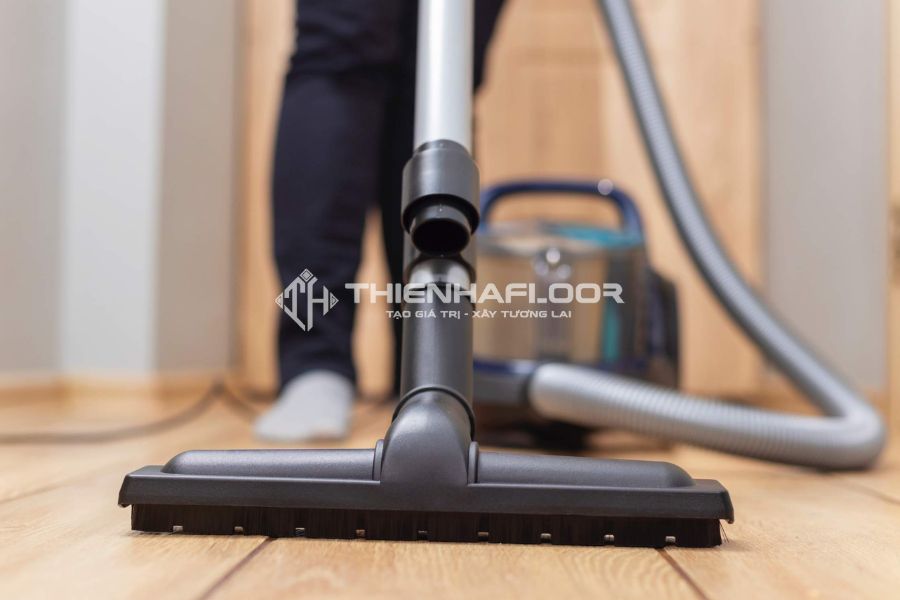 Hướng dẫn cách vệ sinh và bảo quản sàn nhựa tốt nhất 6 Hút bụi sàn nhựa mỗi ngày