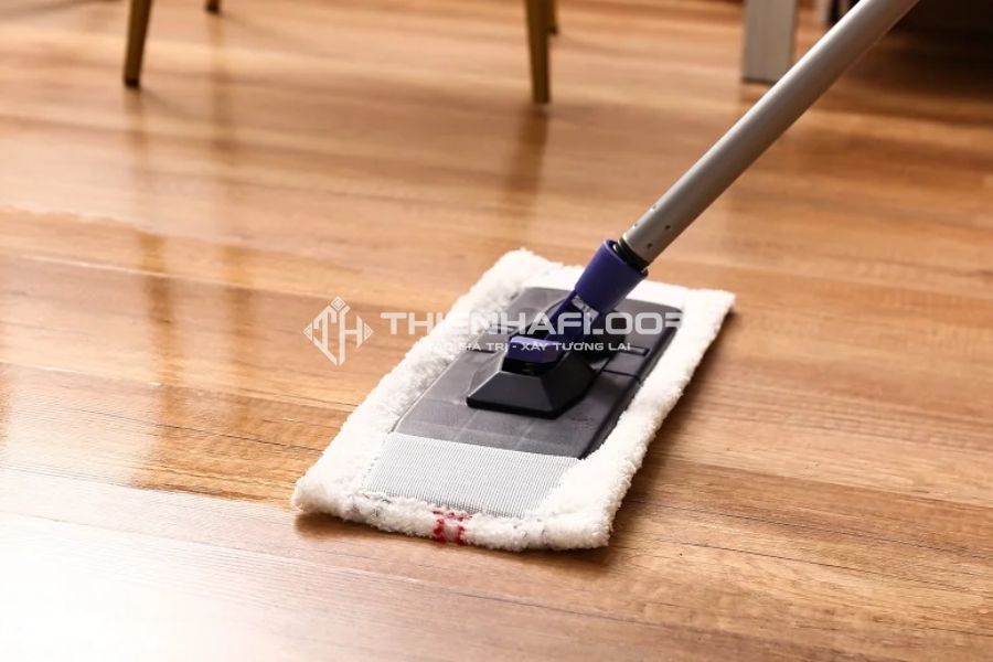 Dùng nước lau sàn chuyên dụng để lau sàn nhựa