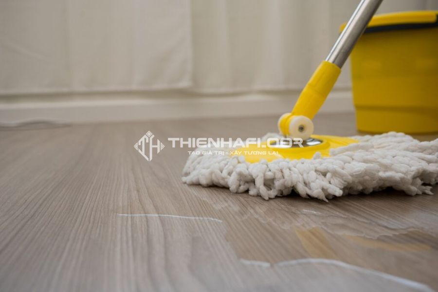 Hướng dẫn cách vệ sinh và bảo quản sàn nhựa tốt nhất 8 Lau khô sàn nhựa giả gỗ khi có nước đổ