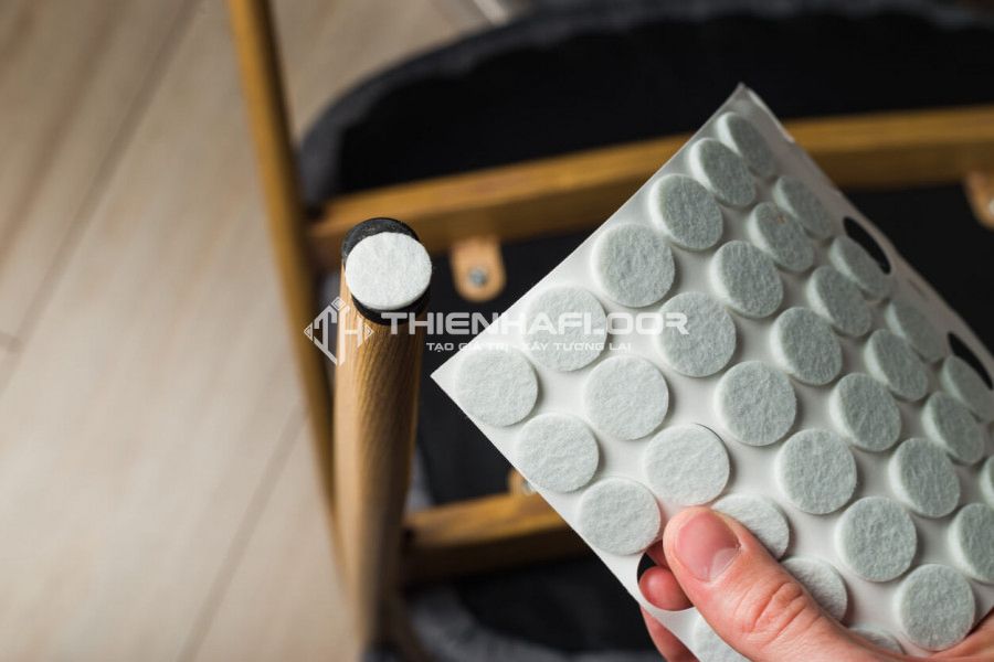 Hướng dẫn cách vệ sinh và bảo quản sàn nhựa tốt nhất 9 Dùng miếng lót dưới chân bàn, ghế