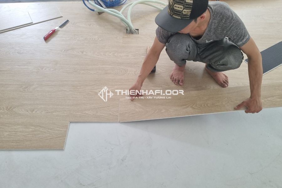 Lót sàn nhựa hèm khóa vân gỗ Galaxy Eco Premium cho văn phòng cao cấp ở Q.1, TP.HCM 12 Thi Công Sàn Nhựa Giả Gỗ Hèm Khóa Galaxy Eco Premium