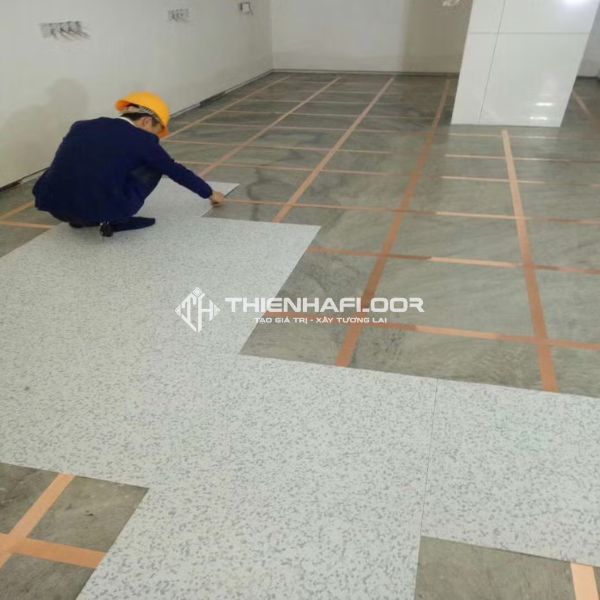 Hướng dẫn thi công sàn vinyl chống tĩnh điện 12 Dán Sàn Vinyl Chống Tĩnh điện