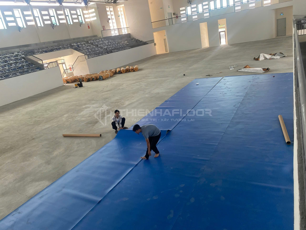 Thi công sàn vinyl thể thao IBTFLOR cho nhà thi đấu 700m² tại huyện KBang - Gia Lai 10 Thợ Tiến Hành Trải Sàn Thể Thao